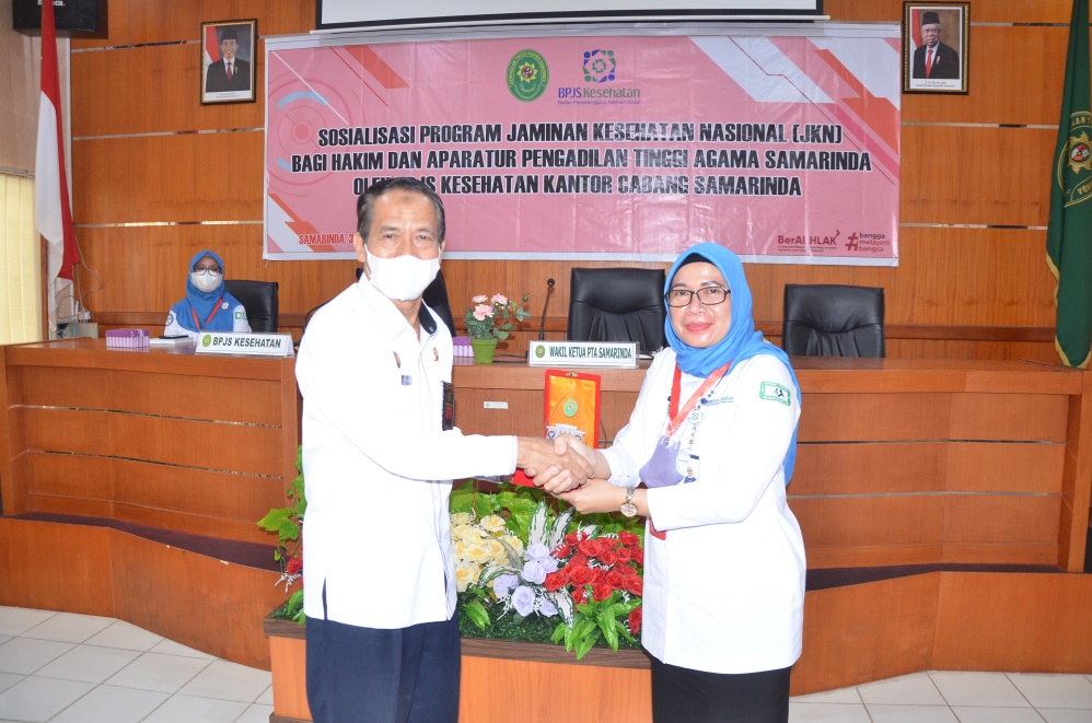 4. Foto Penyerahan Cinderamata oleh WAKA PTA Samarinda